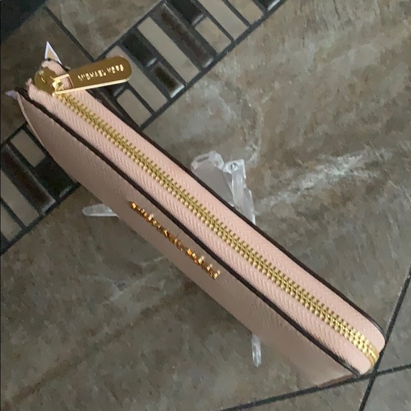 Michael Kors Jet Set Lg Three QTR Zip Wallet - Picture 4 of 16